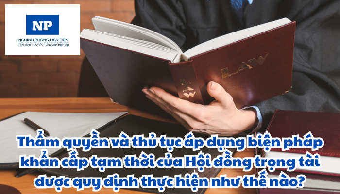 Thẩm quyền và thủ tục áp dụng biện pháp khẩn cấp tạm thời của Hội đồng trọng tài được quy định thực hiện như thế nào?