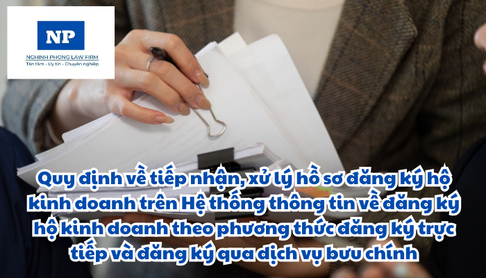 Tiếp nhận, xử lý hồ sơ đăng ký hộ kinh doanh trên Hệ thống thông tin về đăng ký hộ kinh doanh theo phương thức đăng ký trực tiếp và đăng ký qua dịch vụ bưu chính được quy định thực hiện như thế nào?