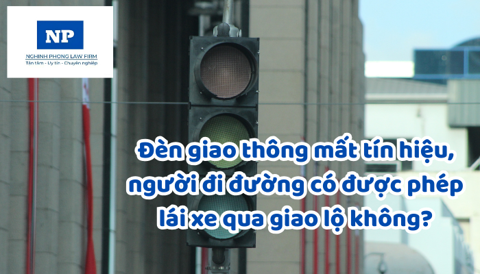 Đèn giao thông mất tín hiệu, người đi đường có được phép lái xe qua giao lộ không?