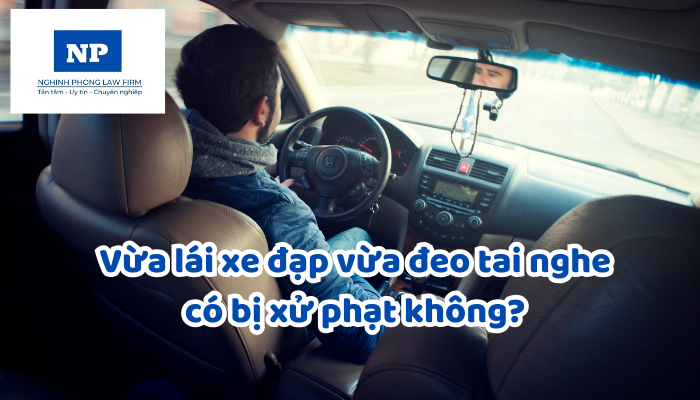 Vừa lái xe đạp vừa đeo tai nghe có bị xử phạt không?