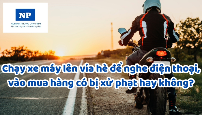 Chạy xe máy lên vỉa hè để nghe điện thoại, vào mua hàng có bị xử phạt hay không?