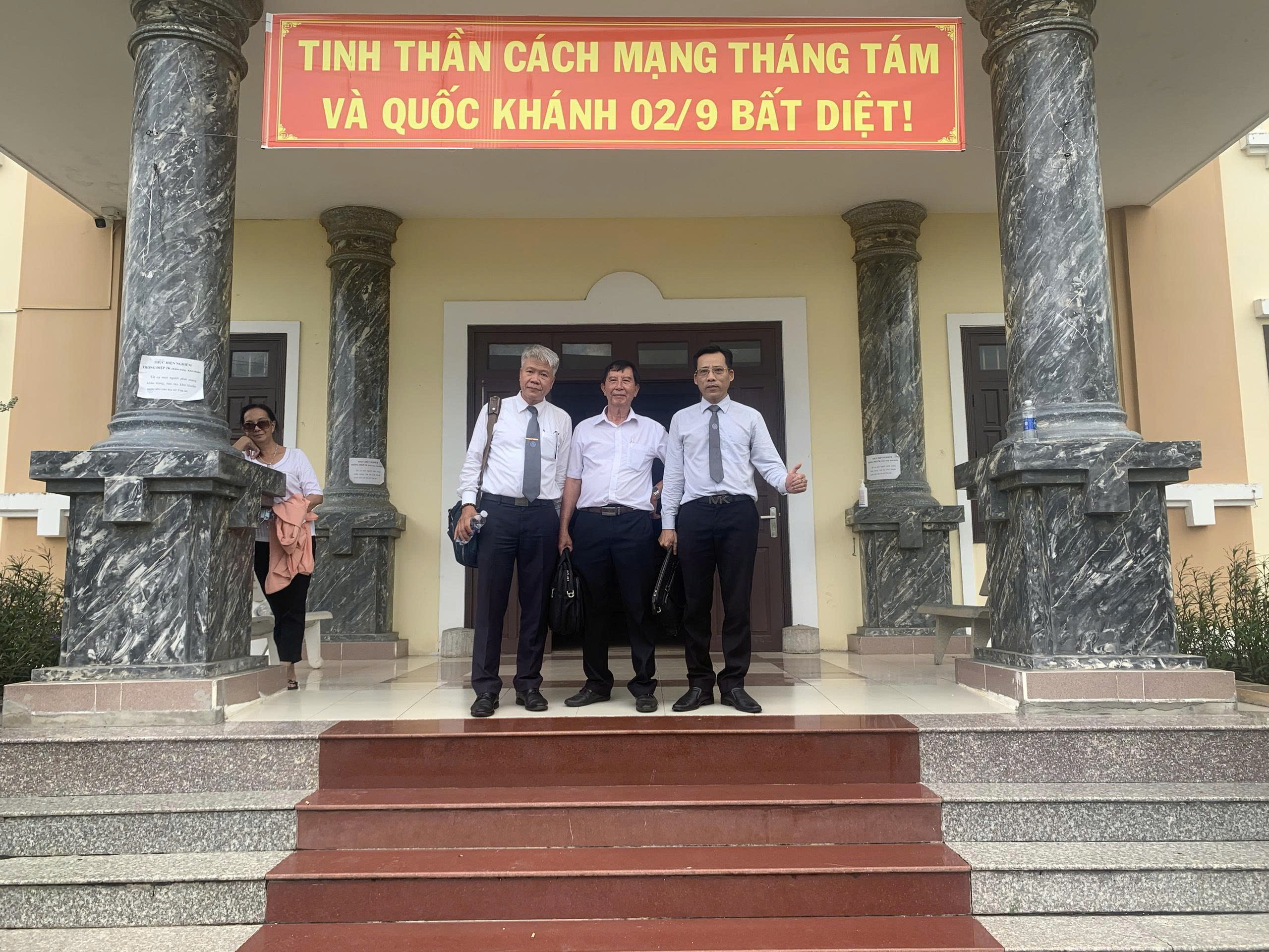 Vụ án dân sự phúc thẩm về việc “Tranh chấp bồi thường thiệt hại ngoài hợp đồng” diễn ra tại Tòa án nhân dân tỉnh Bến Tre vào ngày 15/12/2023